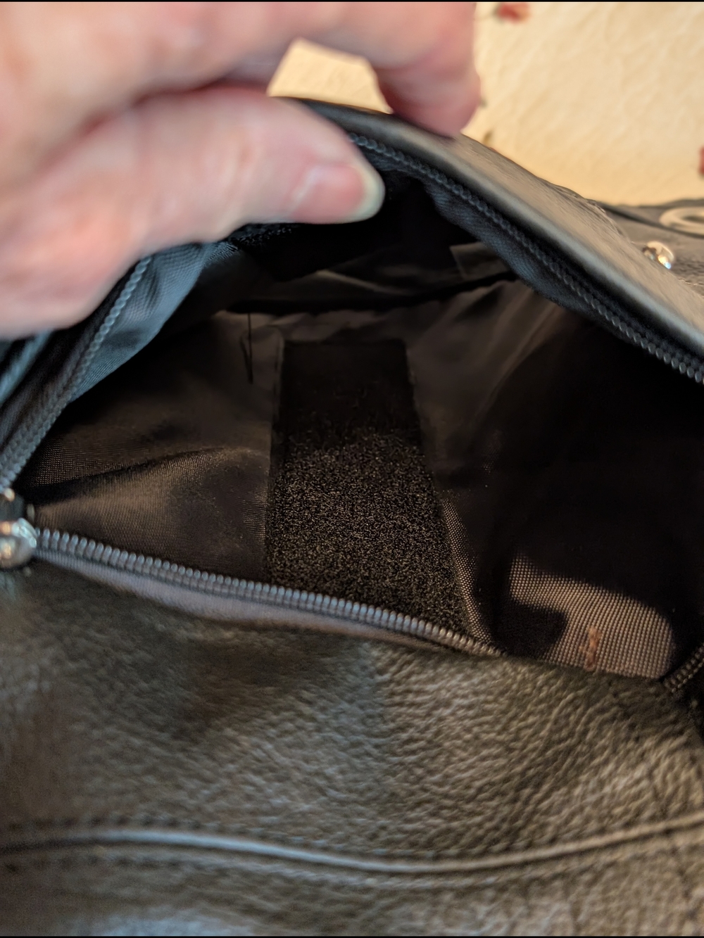Ladies CCW Black Leather Handbag - Picture 6 of 9